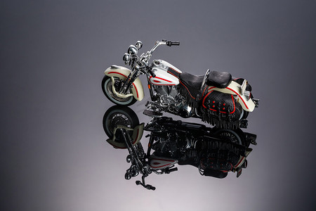 一块黑色亚克力上的玩具摩托车