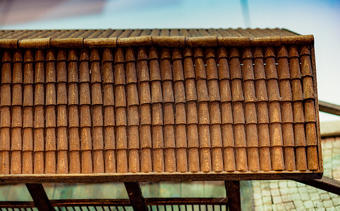 传统的屋顶覆盖着木瓦