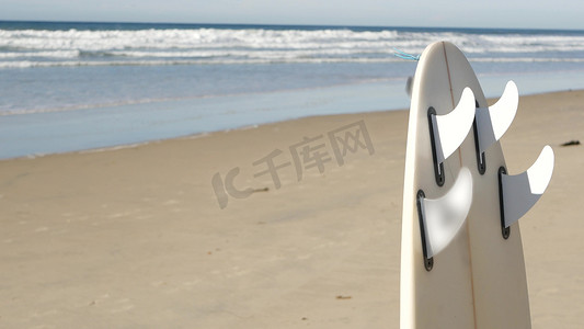 站在美国加利福尼亚海岸沙滩上冲浪的冲浪板。