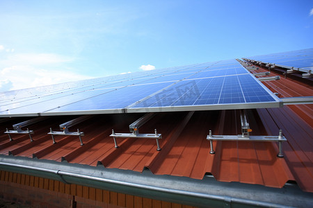 太阳能电池板安装在屋顶上