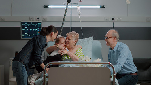 侄女和女儿在医院病房探望生病的祖母