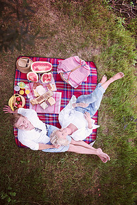 时间的朋友摄影照片_享受野餐时间的夫妇的顶视图