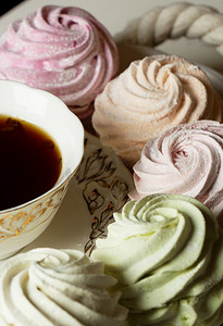 和风的装饰摄影照片_甜蜜的自制甜点 — 棉花糖（和风）和一杯茶