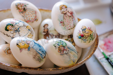 美丽的复活节鹅蛋在盘子里。