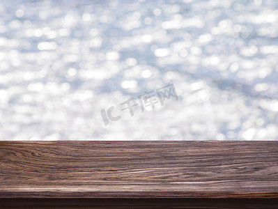 散景浅灰色背景上的木桌面。