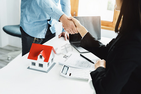 法律、合同、按揭、客户携手地产中介恭喜地产中介签订购房购地协议保险，降低分期购房风险