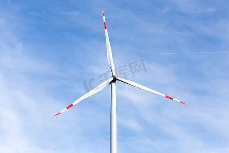 可持续资源摄影照片_背景是蓝天的风车