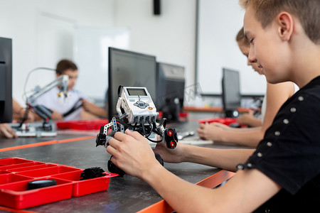 课堂上集中青少年儿童编程机器人，干教育理念。