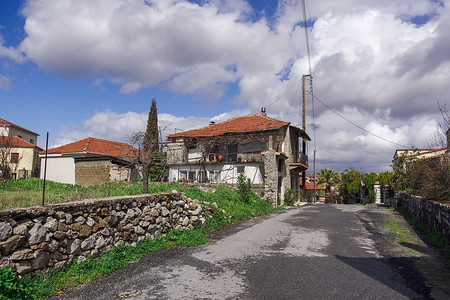 希腊传统的旧低层房屋，有红色屋顶瓦街景。