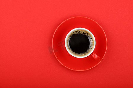 满杯美式咖啡，带红色碟子