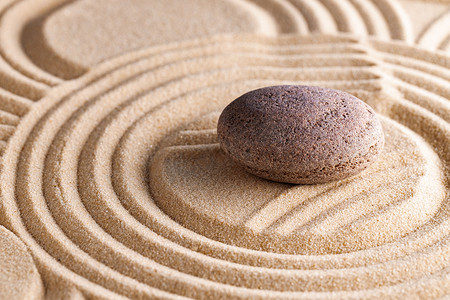 松日本摄影照片_日本禅宗花园，石头铺在倾斜的沙子上