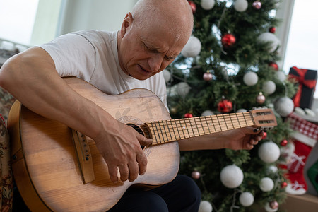 圣诞节时拿着吉他的老人