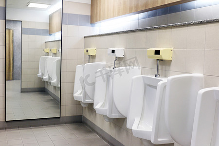 卫生厕所摄影照片_小便池，厕所，男士浴室白色小便池，卫生间男士白色陶瓷小便池