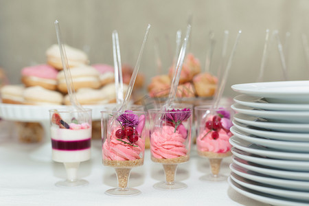 糖果吧摄影照片_餐厅婚礼上的自助餐和糖果吧