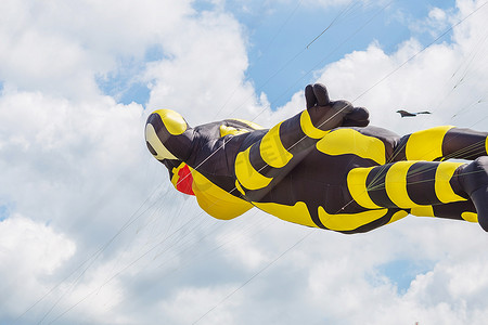 猴子玩具摄影照片_风筝在蔚蓝的天空中飞翔。