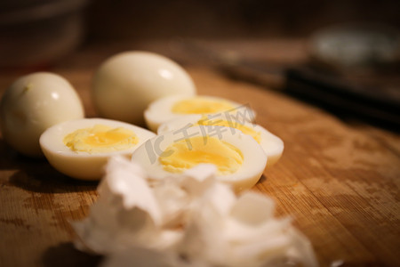 切菜板上的煮熟的鸡蛋