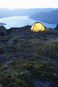 黄昏时分湖边的帐篷