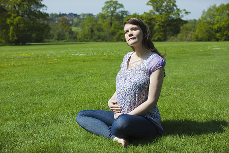 孕妇坐在草地上