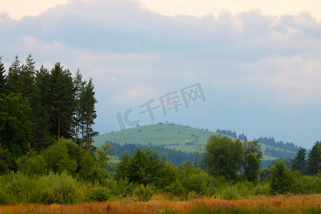 在一个雾蒙蒙的秋天早晨，如画的山景。