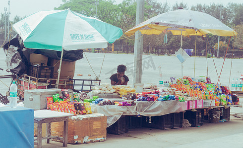 路边小吃摊或街头小吃店展示，在炎热的夏天出售食品和饮料。 