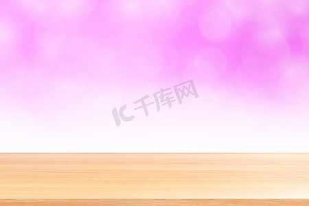 空木桌地板上模糊的散景柔和的粉红色白色渐变背景，木板空在粉红色散景彩色浅色上，彩色散景灯渐变软用于横幅广告产品