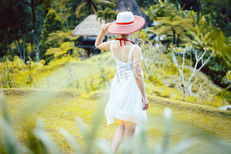 丛林探索摄影照片_热带度假的女人穿过丛林