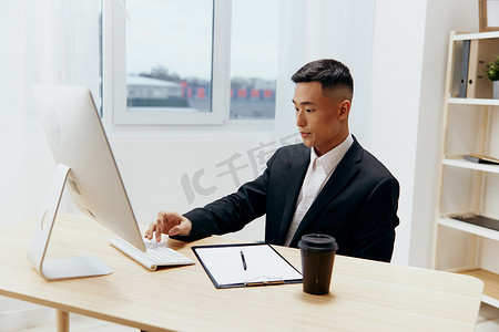 坐在电脑前办公桌前的亚洲男子情绪技术