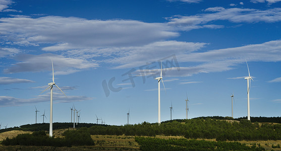 安装在乡村山上的现代风车全景。