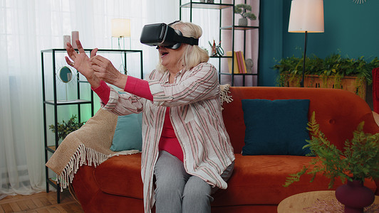 使用虚拟现实 VR 应用耳机头盔在线玩模拟 3D 360 视频游戏的高级女性