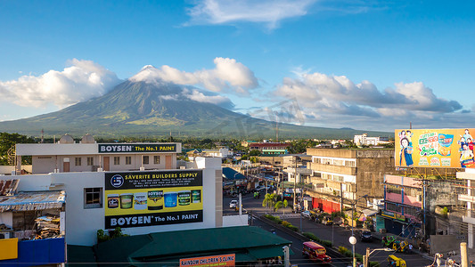 黎牙实比，菲律宾 - 2018 年 1 月 5 日：-随着日常生活的继续，马荣火山笼罩着城市。