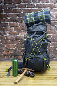 徒步旅行装备、背包、靴子和背包。