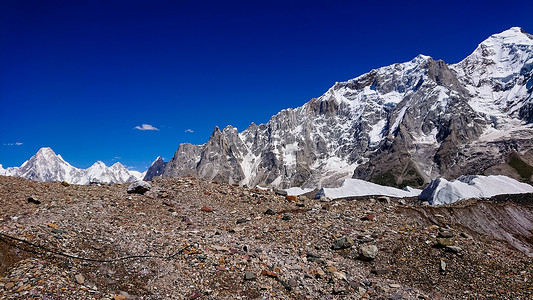 巴基斯坦喀喇昆仑山脉康科迪亚 (Concordia) 的乔戈里峰 (K2) 和布洛阿特峰 (Broad Peak)