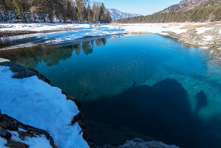 冬天卡通下雪摄影照片_蓝色湖水晶莹剔透