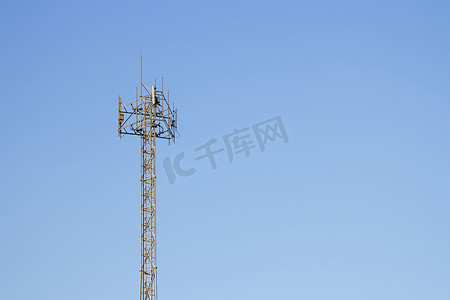 手机通讯塔发射蓝色信号