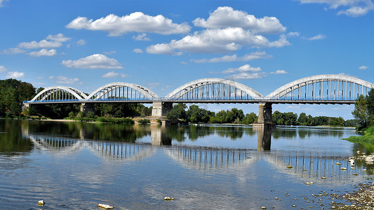 桥梁和卢瓦尔河