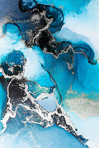 大理石液体水墨艺术画在纸上的蓝色银色抽象背景。