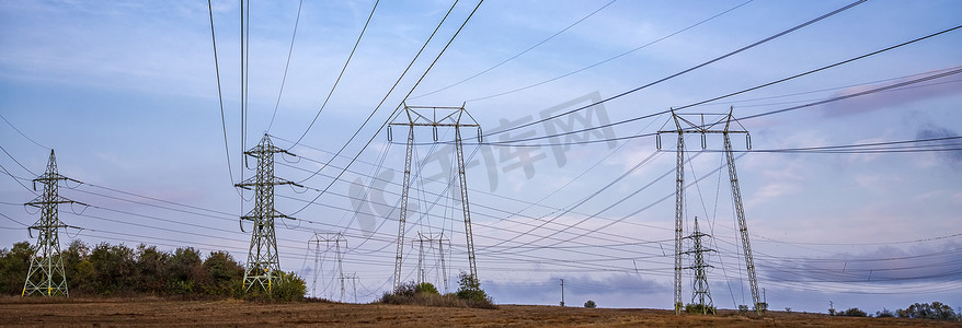 电线摄影照片_一排排的电塔和电线。