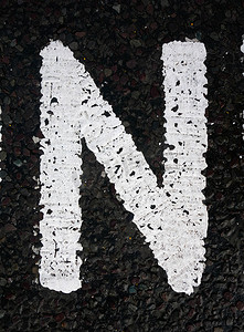 angel文字摄影照片_遇险状态排版中的书面文字找到字母 N