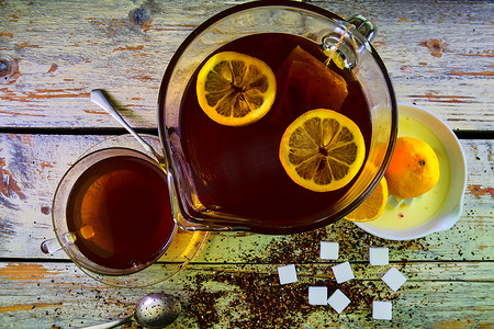 榨摄影照片_红茶，一杯红茶，手动榨柠檬。