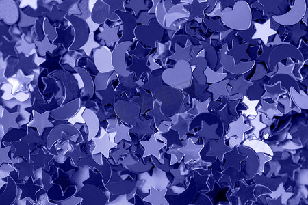 紫蓝色摄影照片_柔和的紫蓝色星星、心形和月亮五彩纸屑和宏观闪光。