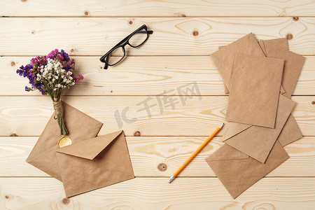桌面上的鲜花、白纸和信封