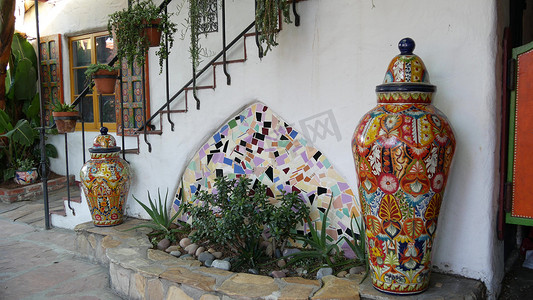 墨西哥花园、楼梯和多汁植物、花盆。