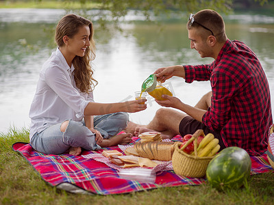 恋爱中的情侣享受野餐时间
