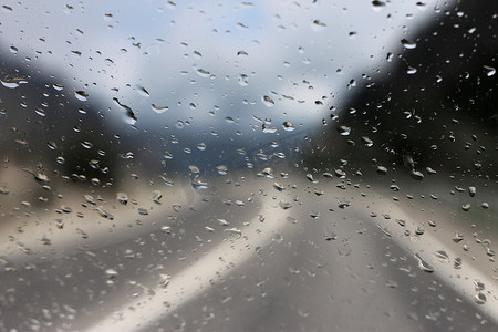 雨后玻璃摄影照片_雨后玻璃上有水滴