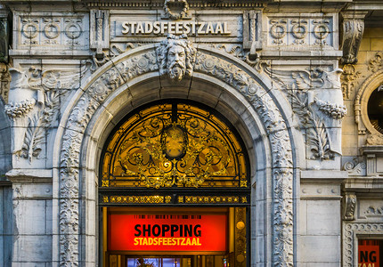 2019年4月23日，比利时安特卫普，比利时著名购物中心安特卫普市stadfeestzaal购物中心的标志