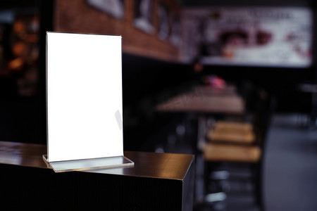 酒吧菜单摄影照片_酒吧餐厅咖啡厅木桌上的模拟菜单框架