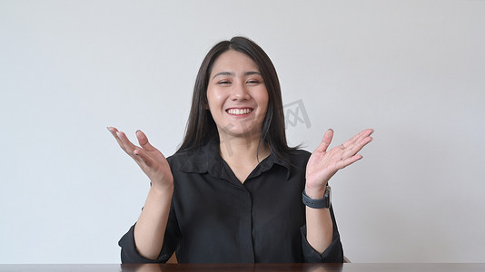 微笑的亚洲女性召开视频会议、在线远程面试