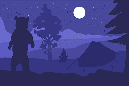 晚上在森林山营地散步的熊