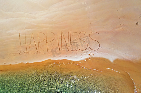 海浪的空中顶部拍摄和手写的幸福
