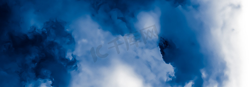 简约蓝色摄影照片_简约蓝色多云背景作为抽象背景，最小值